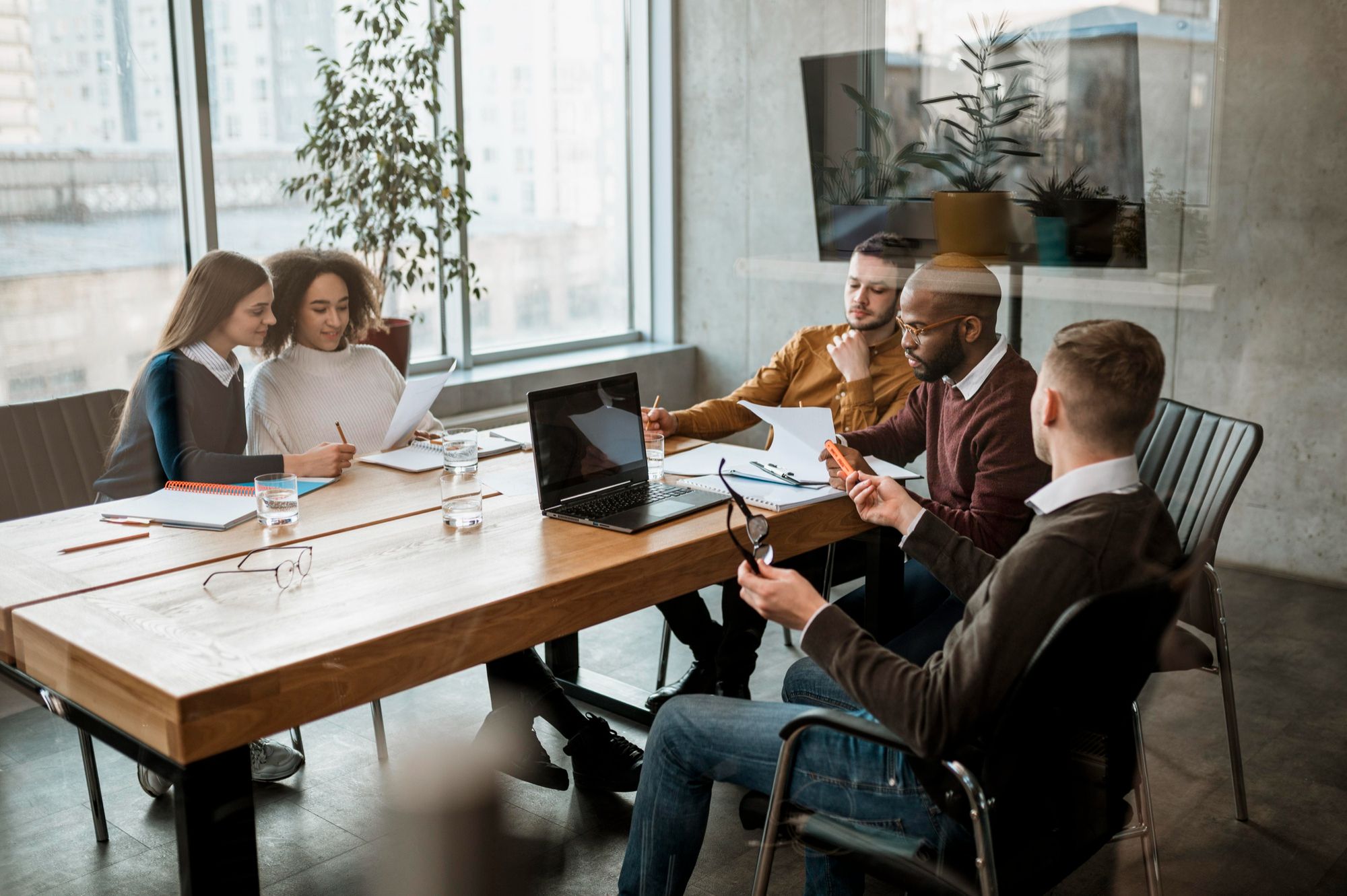 Groupe de gens qui travaillent sur un projet