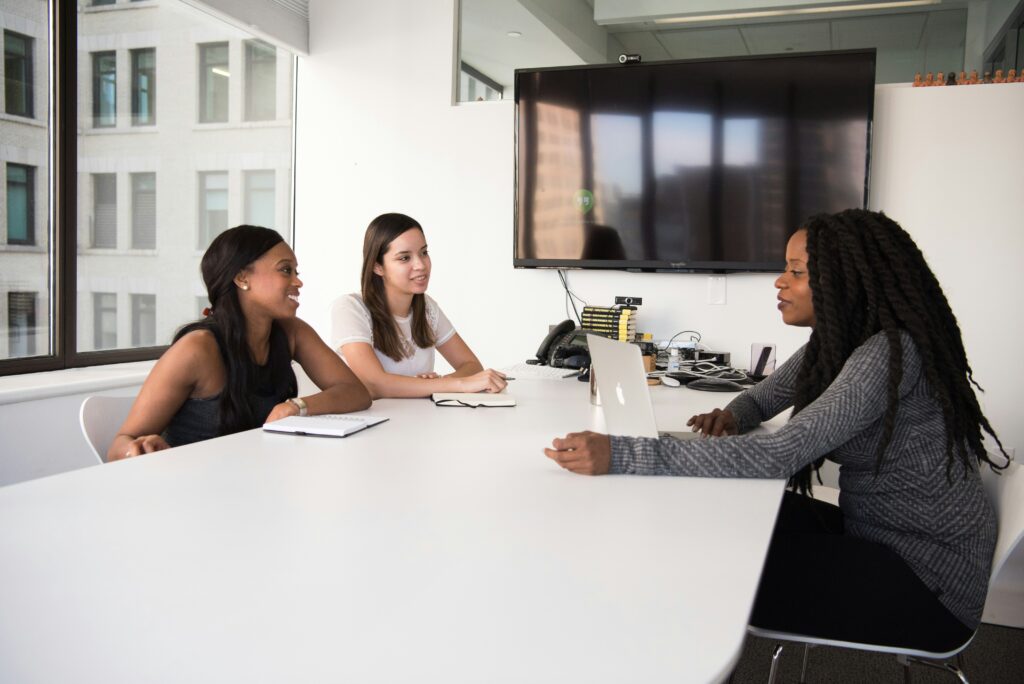 Trois femmes en entretien